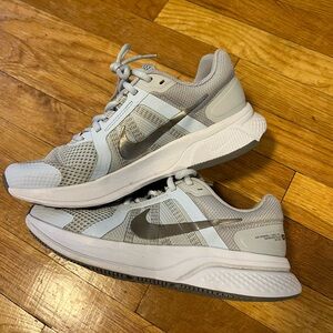 Nike Swift - Light Gray and Silver running shoes